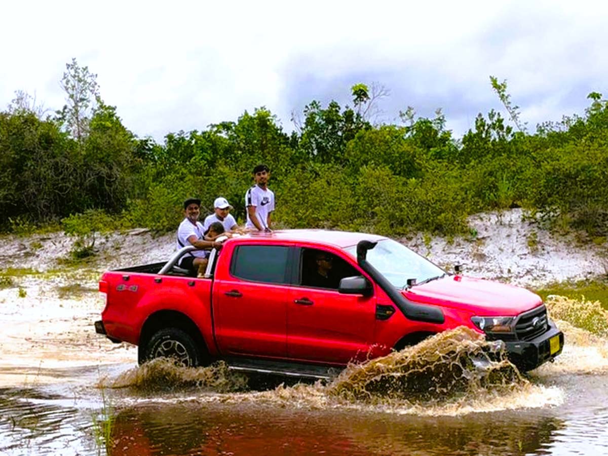 Jeep Safari Orange Travel - Crossen door plassen